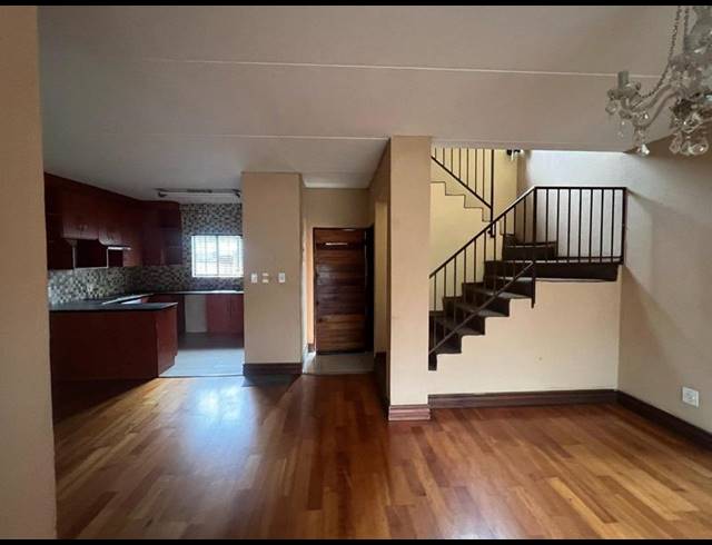 2 BEDROOM TOWNHOUSE FOR SALE IN VAN RIEBEECK PARK